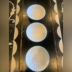 J &G Meakin England Set of Three White Scalloped fruit/dessert bowls.